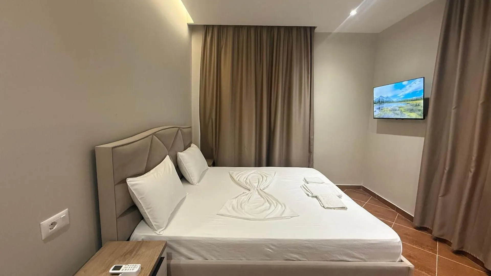 ****  Kalpazo Hotel Tommy Durres Bisht Kamez Albanie